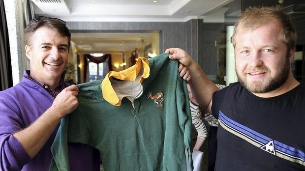 Safely returned: David Malan and Benn Robinson with the jersey that had been thought to be lost