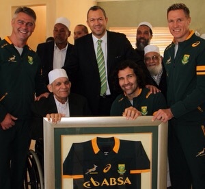 Heyneke Meyer, SARU President Origen Hoskins, Victor Matfield and Jean de Villiers with Salie Fredericks