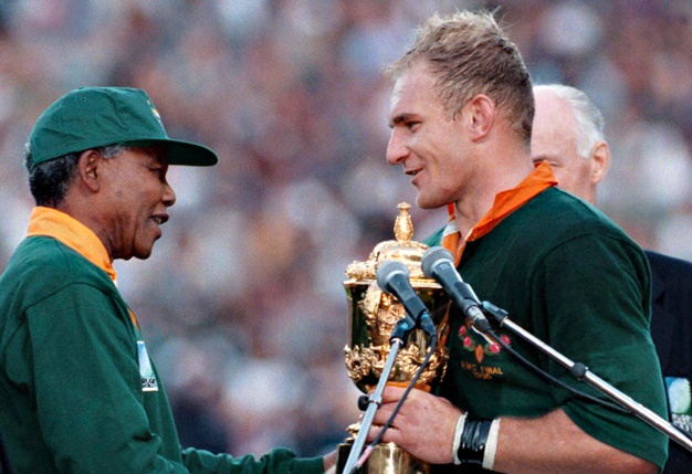 Nelson Mandela & Francois Pienaar in 1995 with the World Cup trophy.