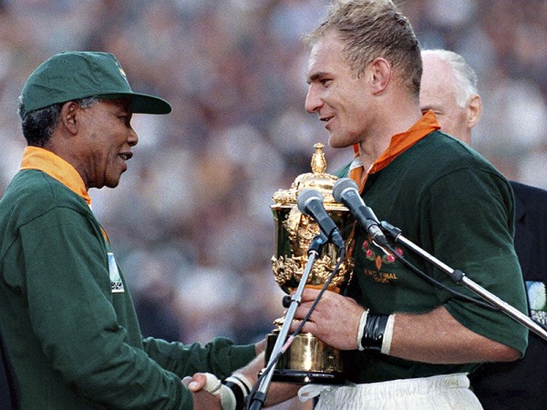 Nelson Mandela & Francois Pienaarin 1995, winning the Rugby World Cup