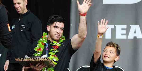 Nehe Milner-Skudder waving to Auckland crowds at the All Blacks homecoming
